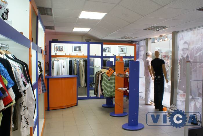 Для интерьера магазина молодежной одежды был разработан броский дизайн. Накладки из МДФ оранжевого и синего цветов создают необычные впечатления.