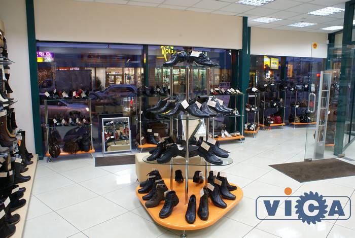 Стеллажи и горуи для обувного магазина выполнены из МДФ оранжевого цвета и закругленного стекла толщиной 8 мм.