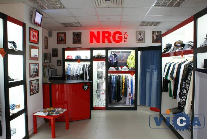 Дизайн магазина одежды NRG ZONE чем-то напоминате интерьер ночного клуба. Так и было задумано дизайнером, чтобы покупатель чувствовал себя как дома, т.е. как на тусовке.