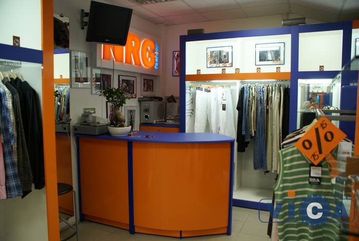 кассовая стойка для  магазина NRG разработана на основе стандартной серии торговой мебели 15 АРКАДА, но с использованием нестандартного материала для данной серии: МДФ оранжевого и синего цветов.
