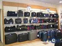 Чемоданы, дорожные и спортивные сумки следует располагать на нижних полках стеллажей или на специальном подиуме