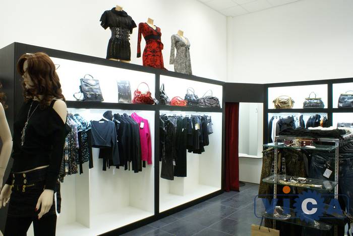 Дизайн магазина одежды как на фото, достаточно актуален на сегодняшний день. Одежда как бы спрятана в подсвеченные ниши.