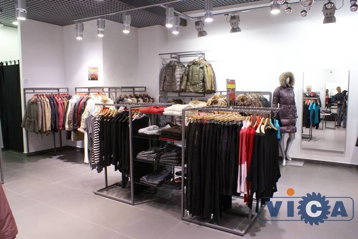 Оборудование для магазинов одежды может быть выполнено различных размеров и форм 