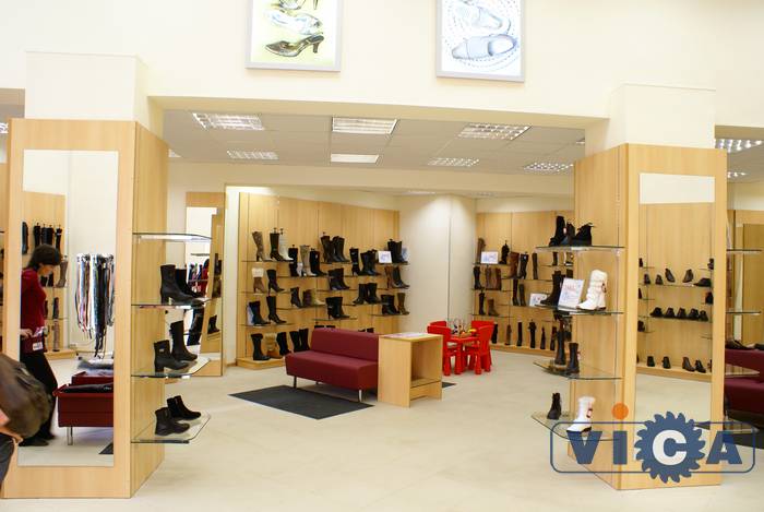 Дизайн магазина обуви включает в себя обшивкук колонн зеркалами.