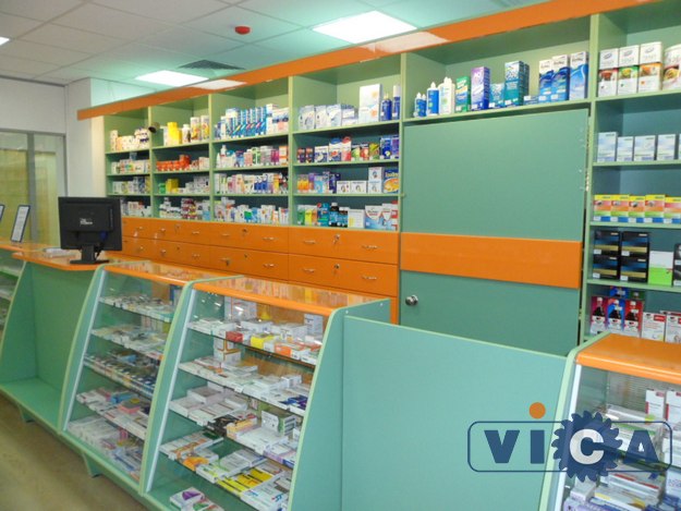 Аптечные витрины и стеллажи для хранения сделаны с применением ДСП цвета Степь-зеленая и МДФ Оранжевого цвета.