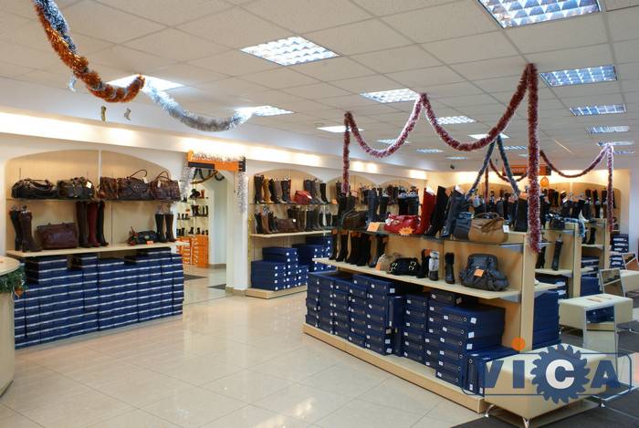 НАпольные островные стеллажи в центре зала высотой 150 см, что позволяет просматривать всю площадь предназначенную для магазина обуви.