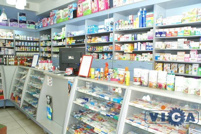 Аптечное оборудование изготовлено из ДСП голубого и серого цветов. Дизайн интерьера аптеки в спокойных пастельных тонах - это залог успешной и прибыльной работы.
