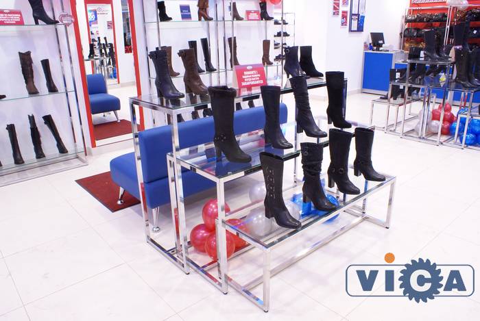 Оборудование для продажи обуви выполнено из хромированной квадратной трубы сечением 25х25 мм на основе моделей 16 серии  торговой мебели Примо