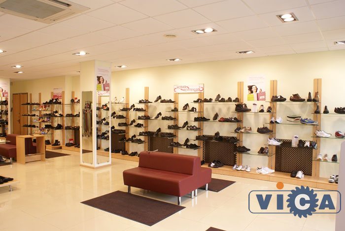 Интерьер магазина обуви Паяна выполнен на основе стоек неофикс с декором из ДСП.