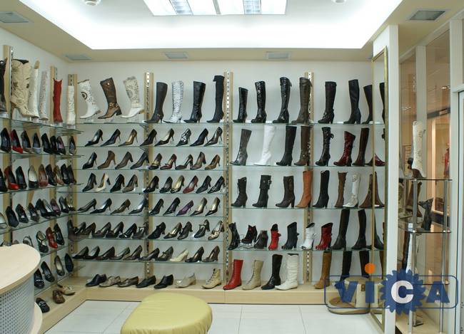 Оборудование  для продажи обуви - настенные стойки &quot;Глобал&quot; со стеклянными полками крепятся к стене.