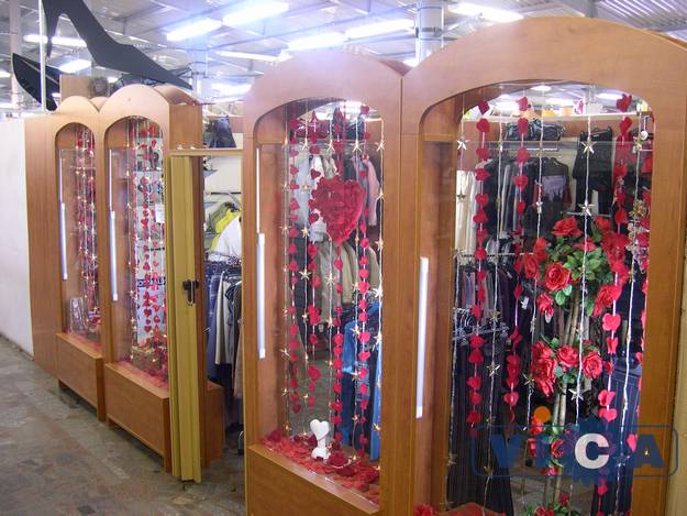 15 серия торговой мебели АРКАДА может использоватся в качестве витрины для магазинов одежды.