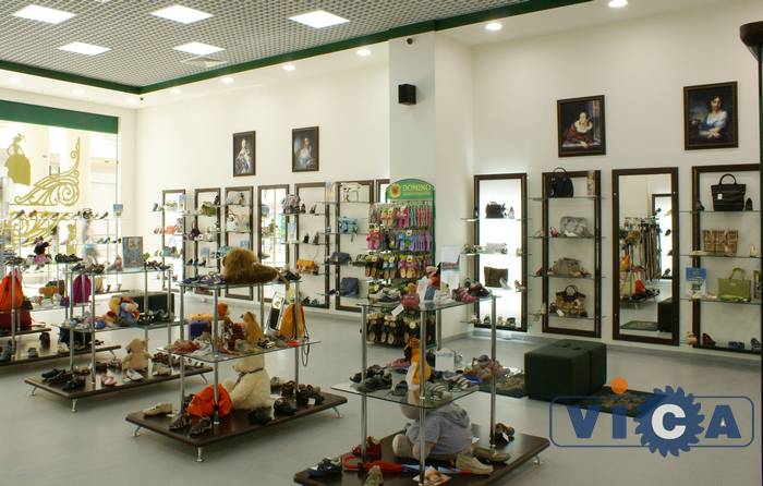 Торговое оборудование для магазинов обуви выполняется из МДФ цвета ВЕНГЕ, стекла толщиной 8 мм с закругленными углами и хромированных труб.