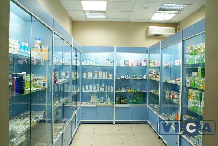Высокие стеклянные аптечные витрины - прекрасный способ расположить большое количество лекатственных средств в условиях небольшой аптеки.