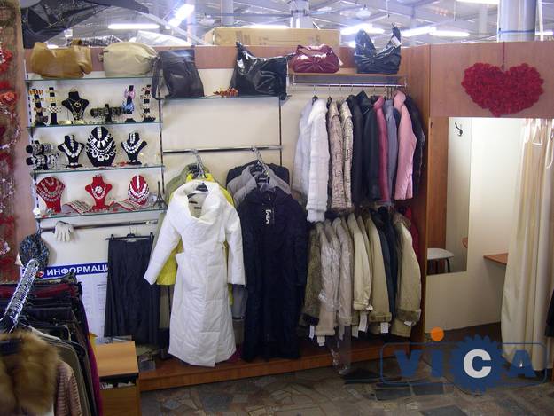 Интерьер небольшого магазина на таком оборудовании позволяет вместить максимум товара: от бижутерии и кожгалантереи до верхней одежды.