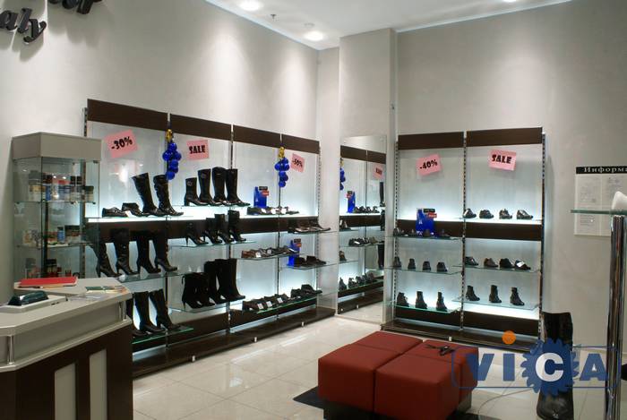Обувное оборудование магазина Cavour italy состоит из пристенных стеллажей 17 серии Глобал, напольных стеллажей 20 серии  Ринг и кассового прилавка 22 серии Страйп.