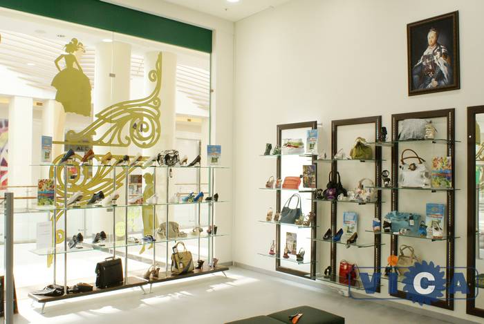 Дизайн магазина обуви &quot;Королева Виктория&quot; достоточно прост и одновременно грациозен. Обзор товар максимально облегчен для покупателя. МДФ и стекло прекрано дополняют друг  друга в интерьере.