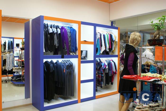 Торговое оборудование для торговли одеждой достаточно вместительно и функционально. Развеска трикотажа осуществляется в 2 уровня.