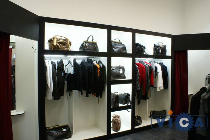 Дизайн интерьера магазина женской одежды решен в контрастном черно-белом исполнении. Эта, казалась бы, нарочитая строгость в интерьере задает высокий стиль дизайна.
