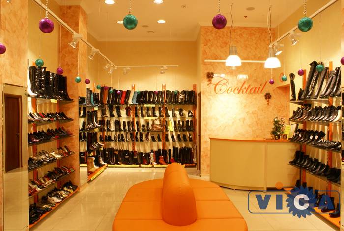 Яркий интерьер магазина провоцирует покупателя совершить покупку обуви.