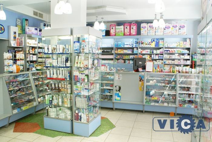 Мебель для аптеки имеет много уровней полок, с небольшим расстоянием между ними, это позволяет сделать большую выкладку лекарств на оборудование. 