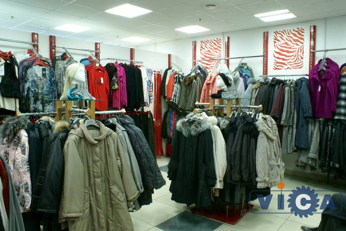 В магазине верхней одежды представлены две серии торговой мебели: 17 ГЛОБАЛ и 20 РИНГ
