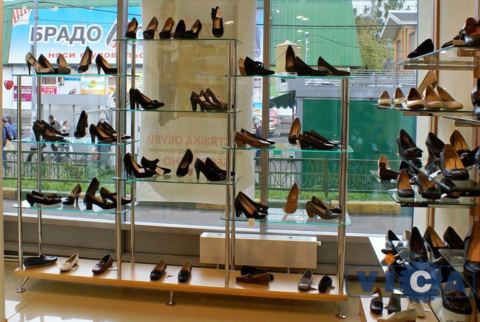 Стеллаж арт. 20-02 20 серии торговой мебели Ринг - отлично вписался в интерьер обувного магазина.